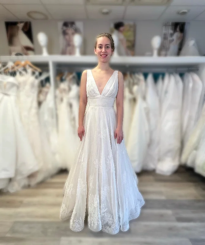 Lea-Ann Belter 'Jacaranda' Wedding Dress Sample Sleek Wedding Dress